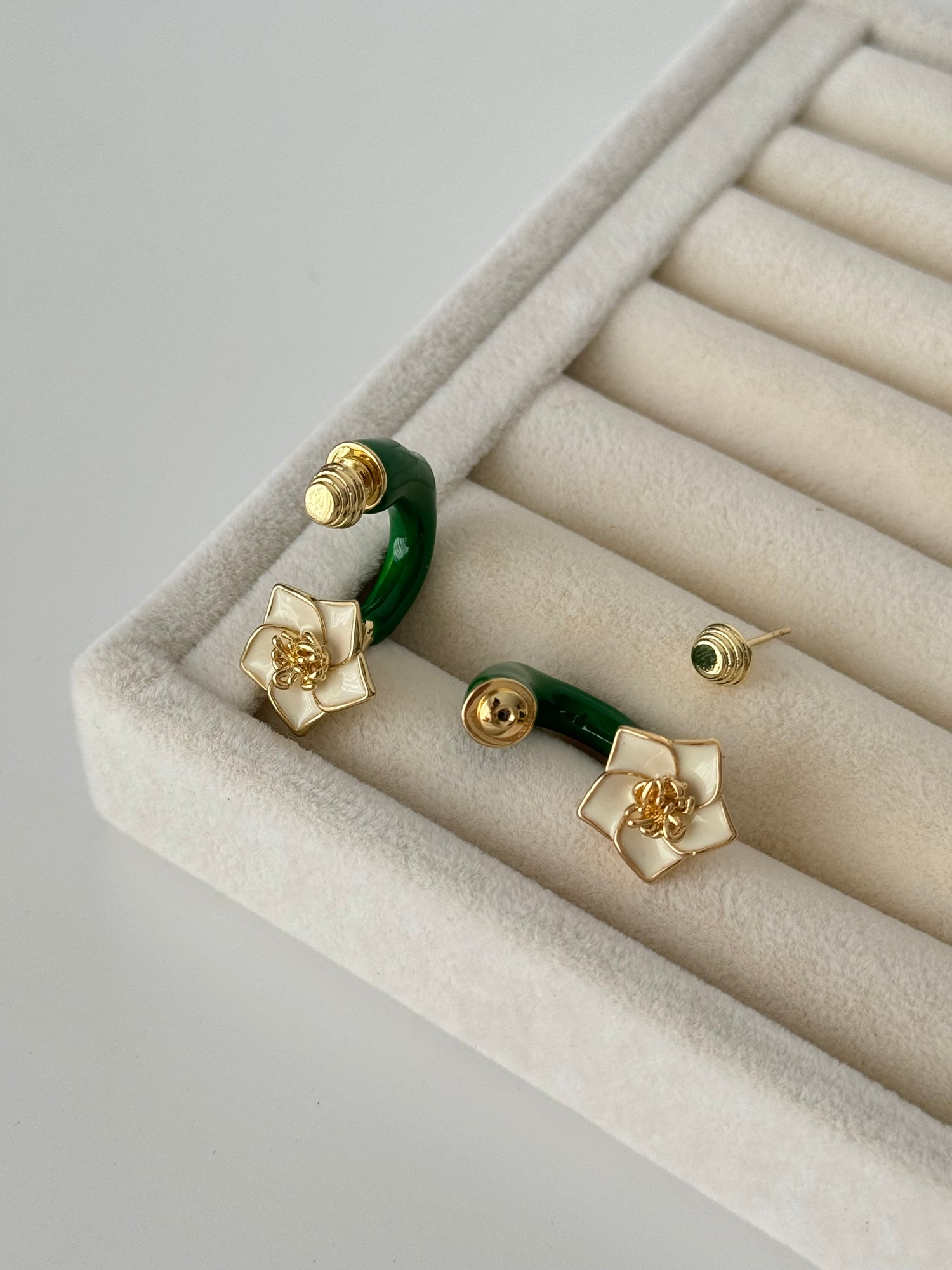 İTHAL YEŞİL MİNELİ ÇİÇEK DETAYLI MARKA MODEL GOLD KÜPE