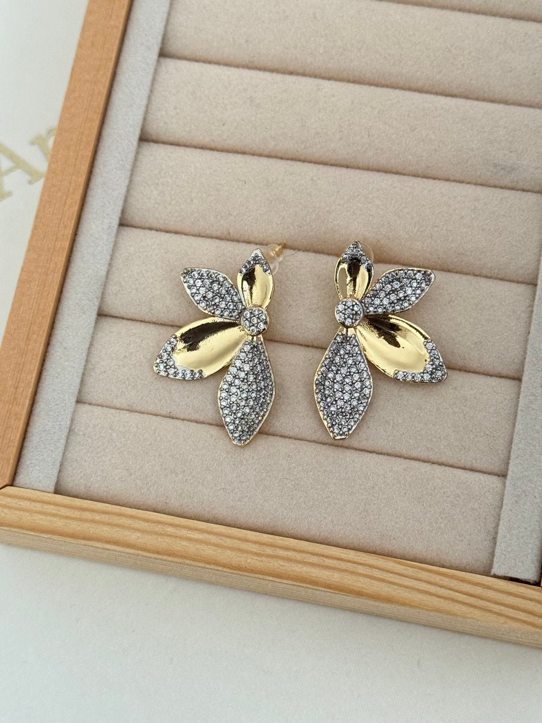 SORİEL ÇİÇEK DETAYLI GOLD KÜPE