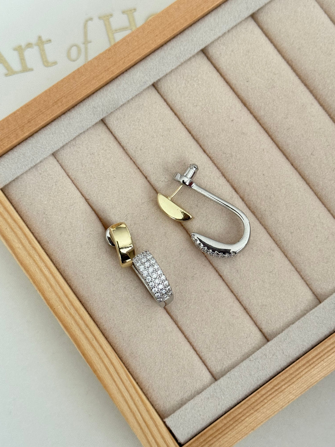 AUREV TAŞ DETAYLI GOLD KÜPE