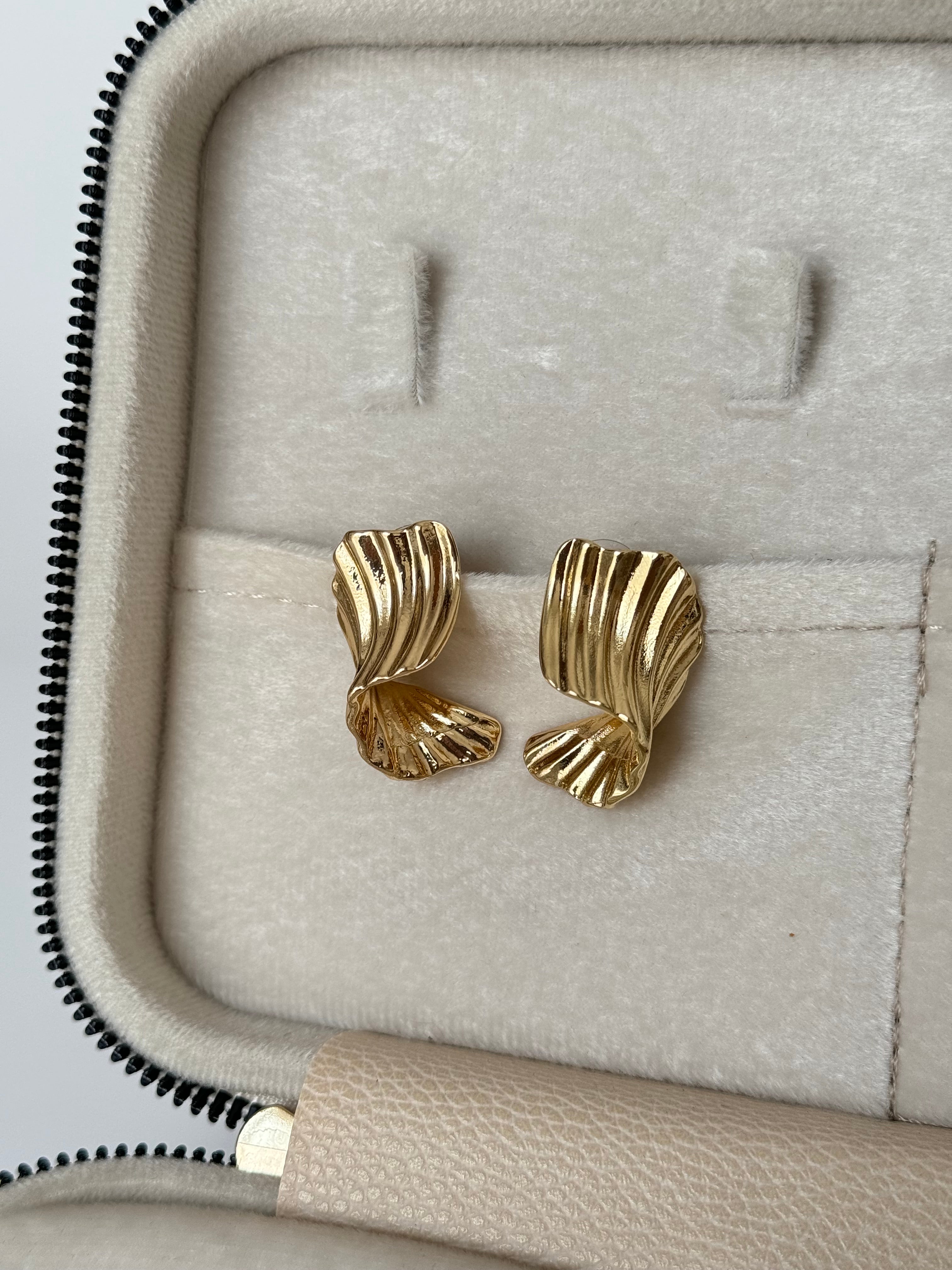 İTHAL DALGA DETAYLI GOLD KÜPE