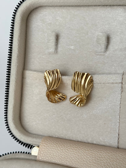 İTHAL DALGA DETAYLI GOLD KÜPE