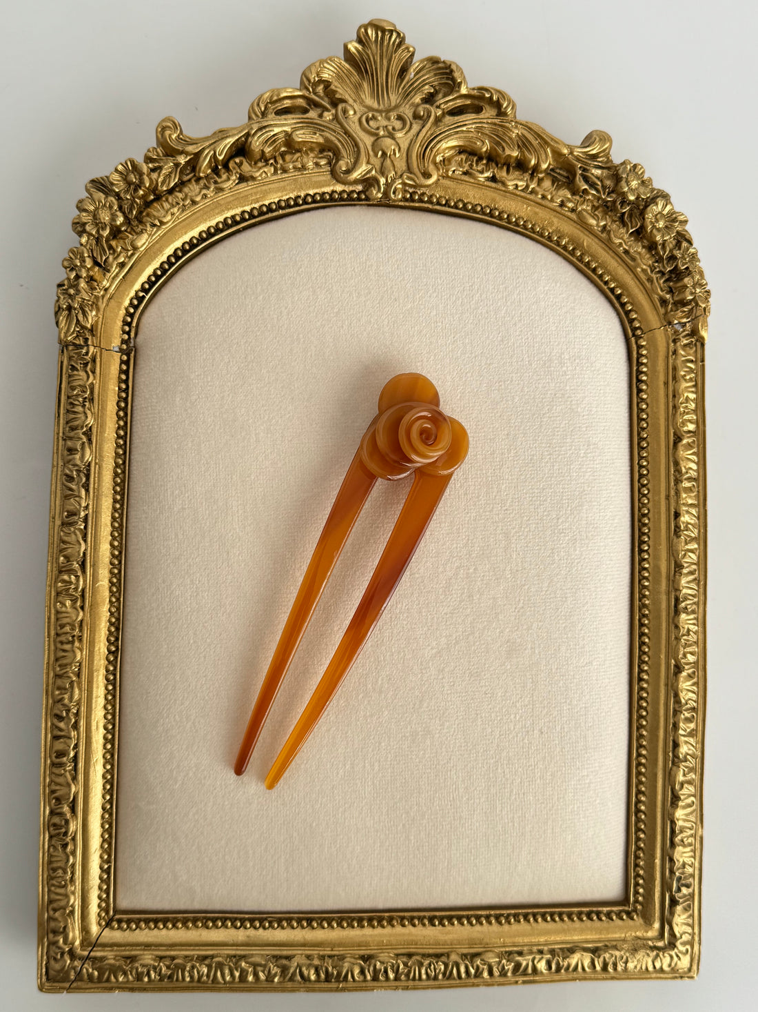 İTHAL GÜL DETAYLI KAHVERENGİ KEMİK TOPUZ ÇUBUĞU