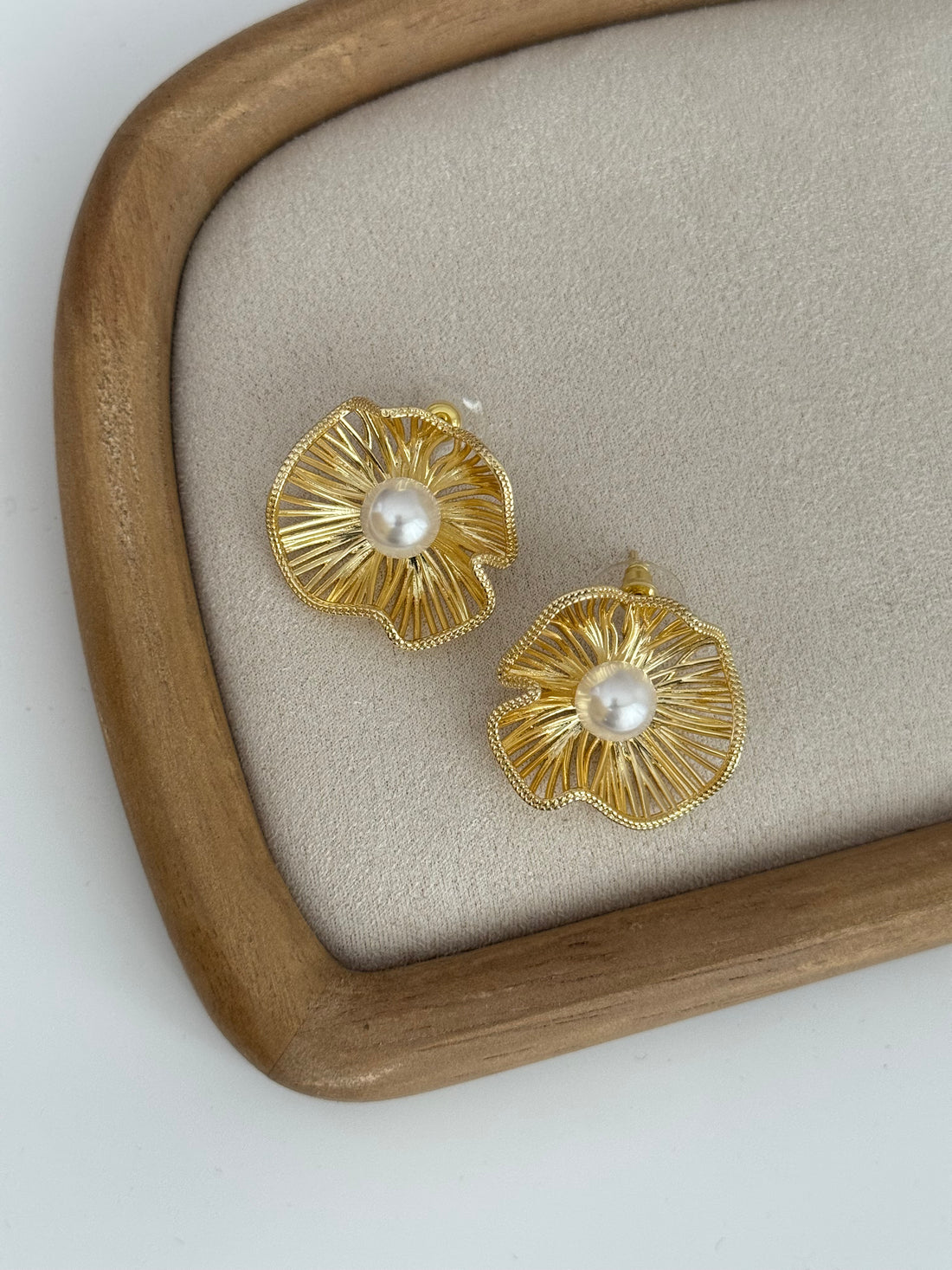 DELARA İNCİ DETAYLI GOLD ÇİÇEK KÜPE