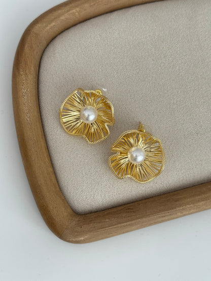 DELARA İNCİ DETAYLI GOLD ÇİÇEK KÜPE