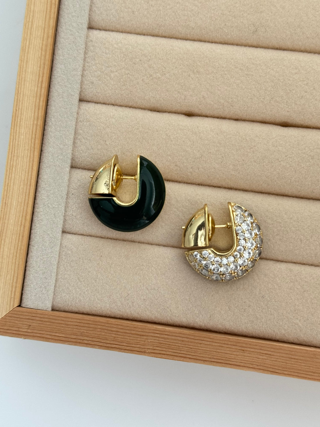 TANU YEŞİL MİNELİ TAŞLI HALKA KÜPE