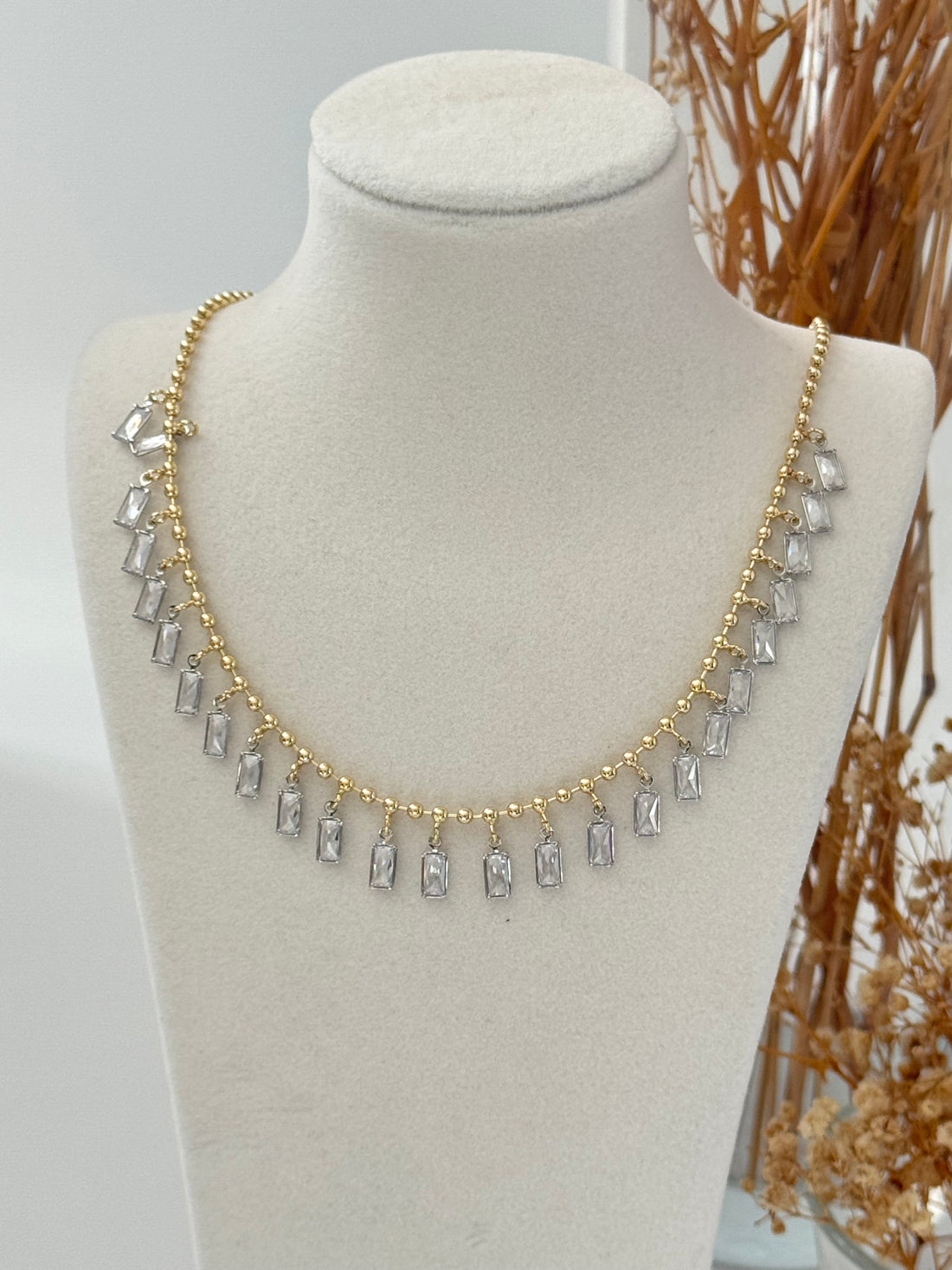 ELUR KRİSTAL TAŞLI PÜSKÜLLÜ GOLD KOLYE