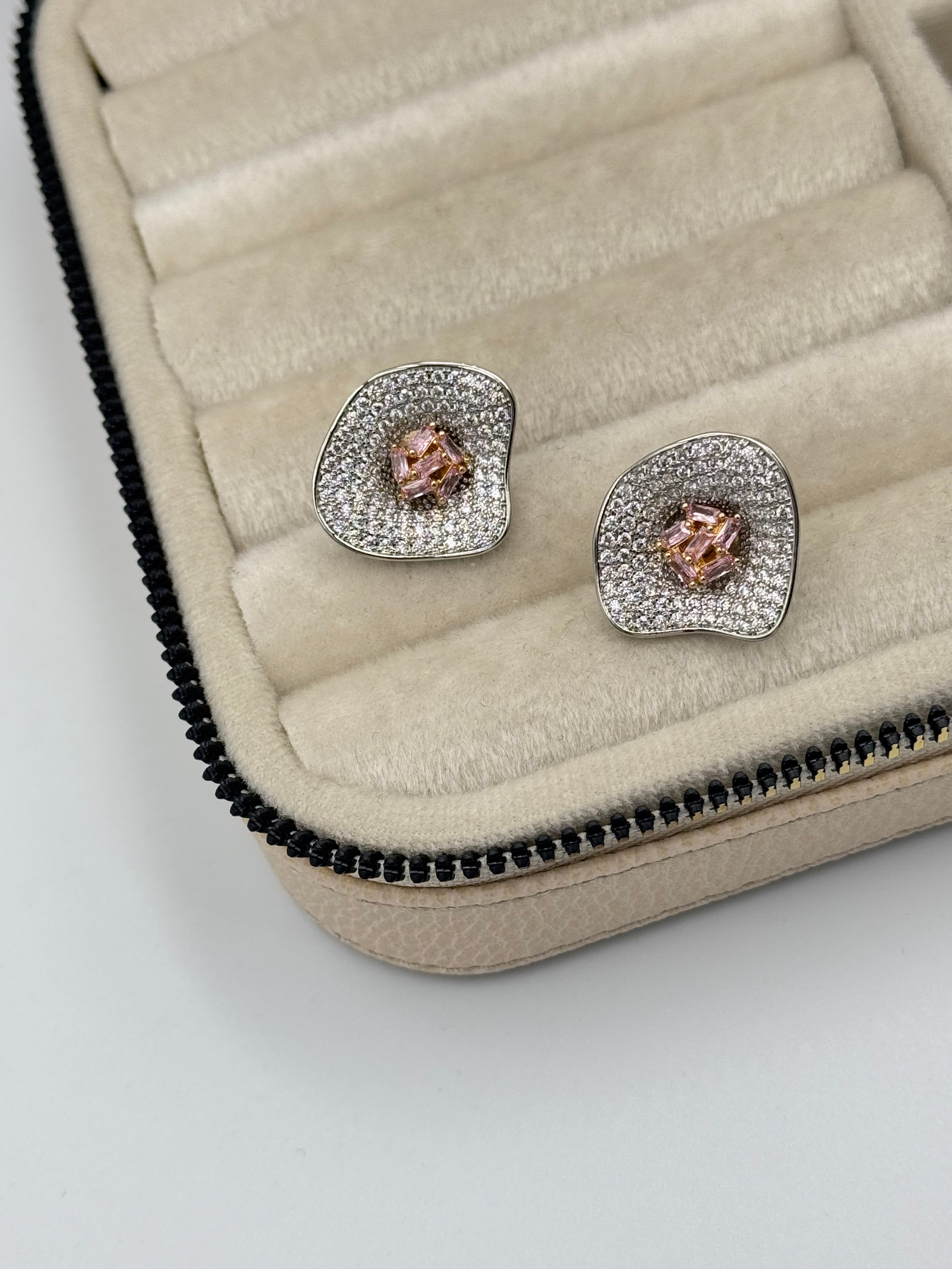 İTHAL TAŞ DETAYLI SİLVER KÜPE