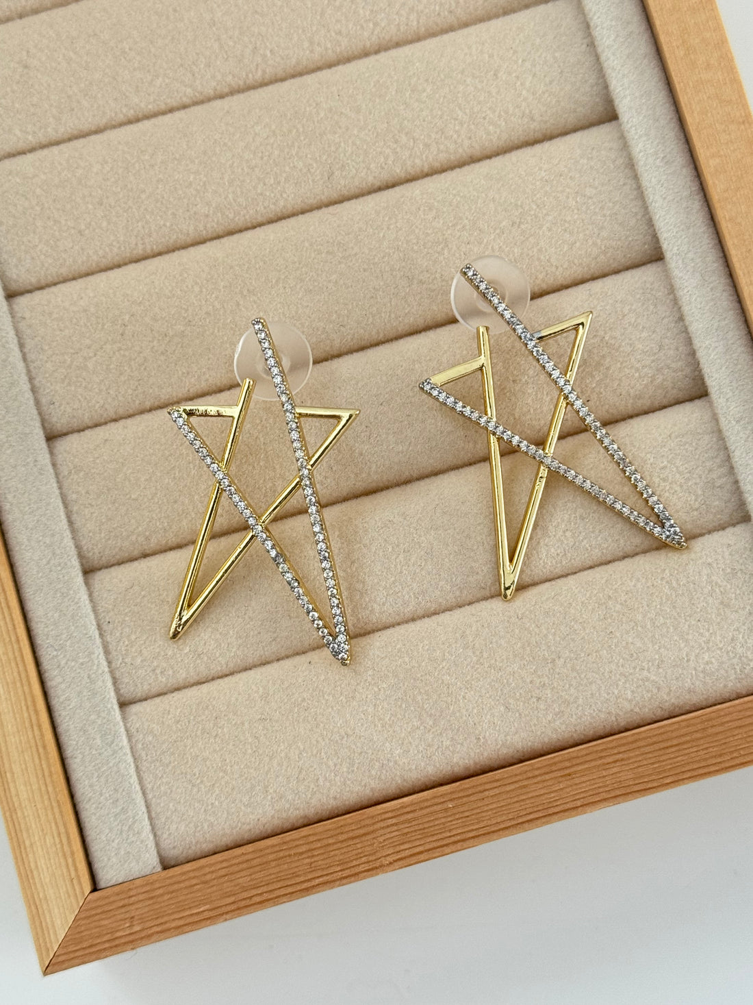 NİRAE YILDIZ DETAYLI GOLD KÜPE