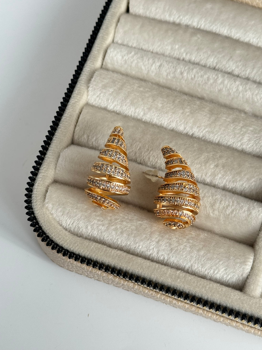 İTHAL TAŞLI MARKA MODEL DAMLA DETAYLI GOLD KÜPE