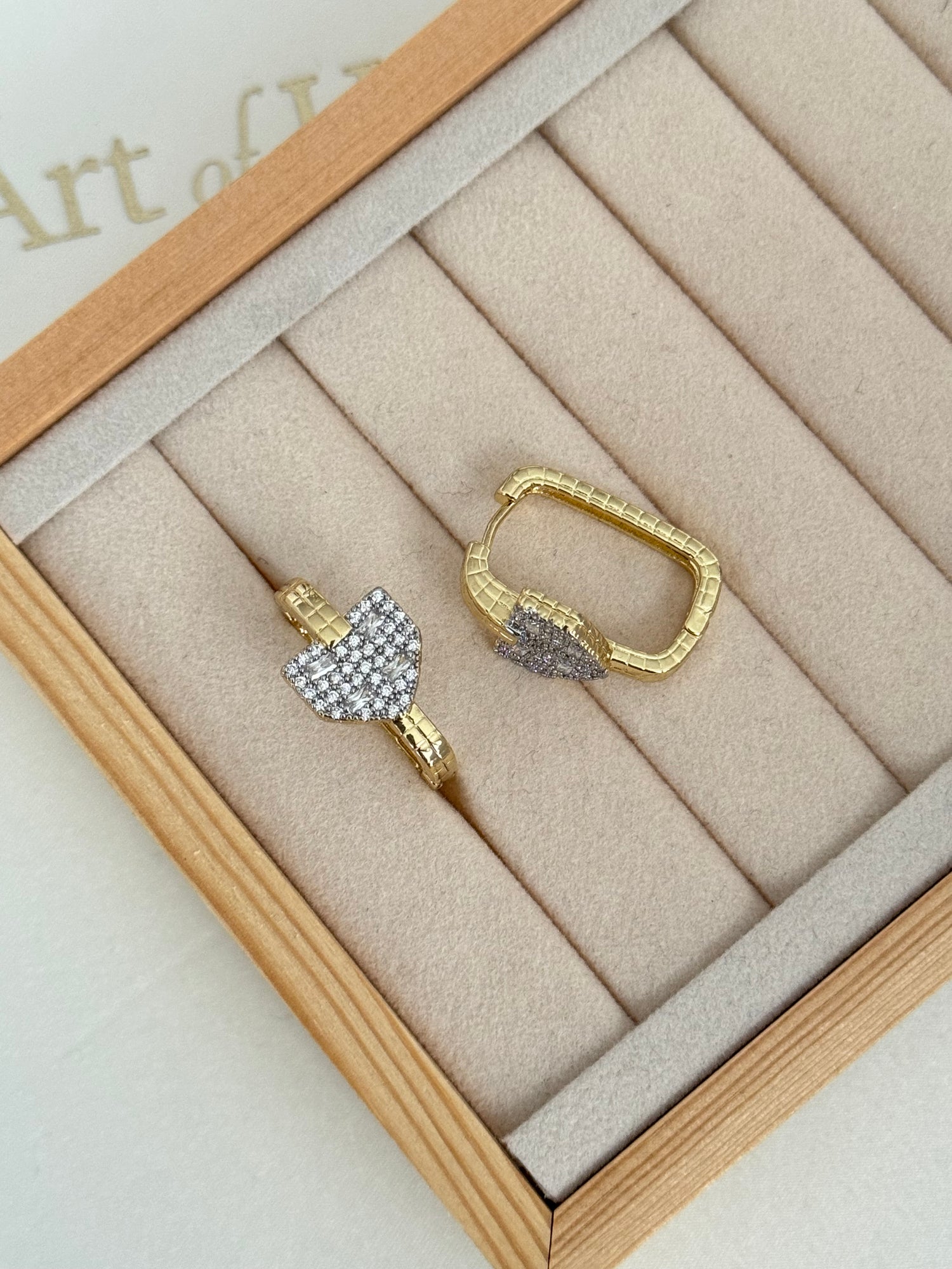 ELVEN KALP DETAYLI GOLD HALKA KÜPE