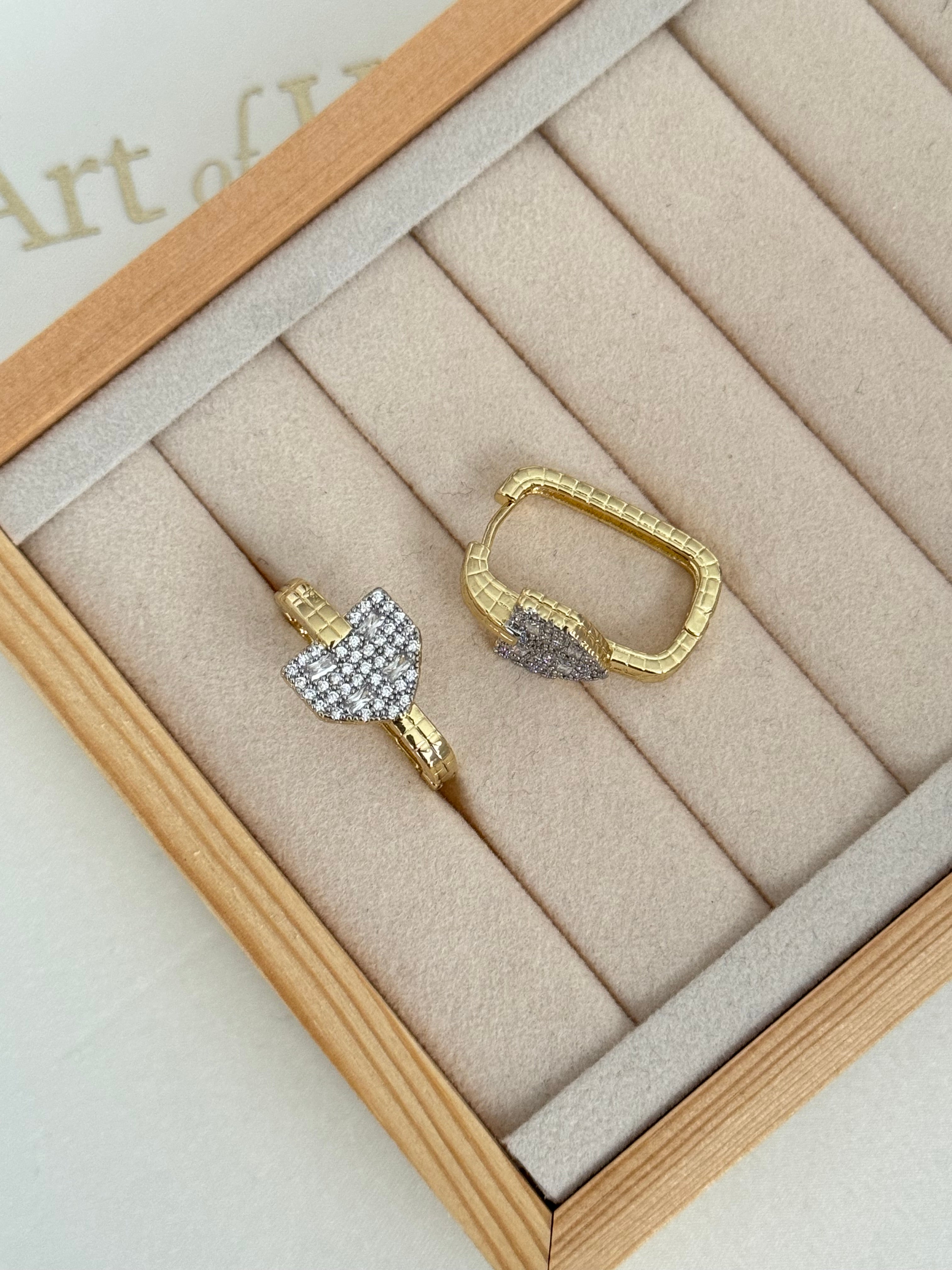 ELVEN KALP DETAYLI GOLD HALKA KÜPE