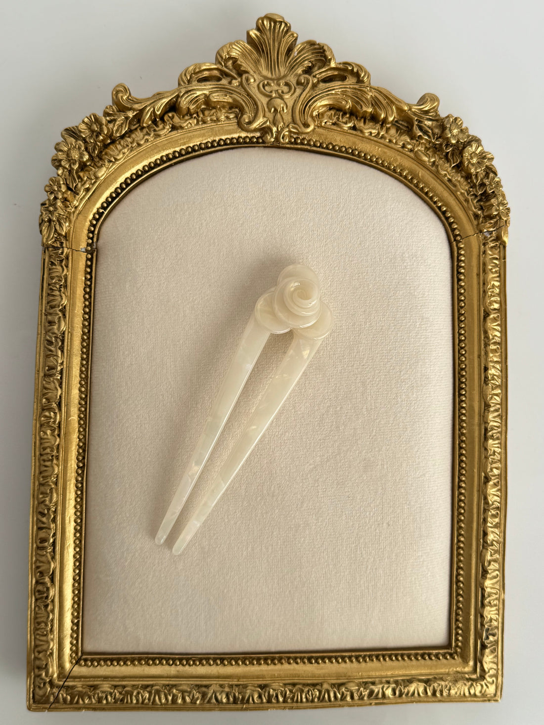 İTHAL GÜL DETAYLI KREM KEMİK TOPUZ ÇUBUĞU