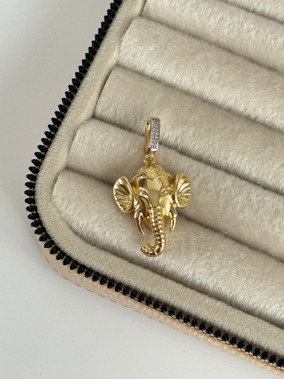 İTHAL FİL DETAYLI GOLD CHARM