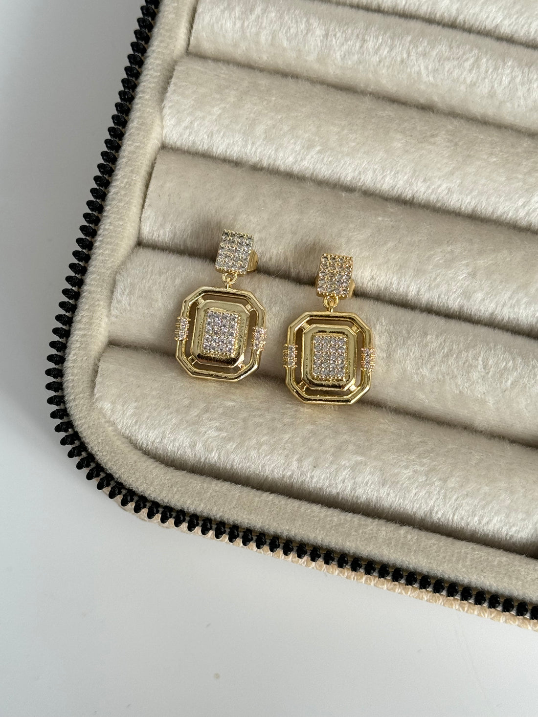 İTHAL BAGET TAŞLI GOLD KÜPE