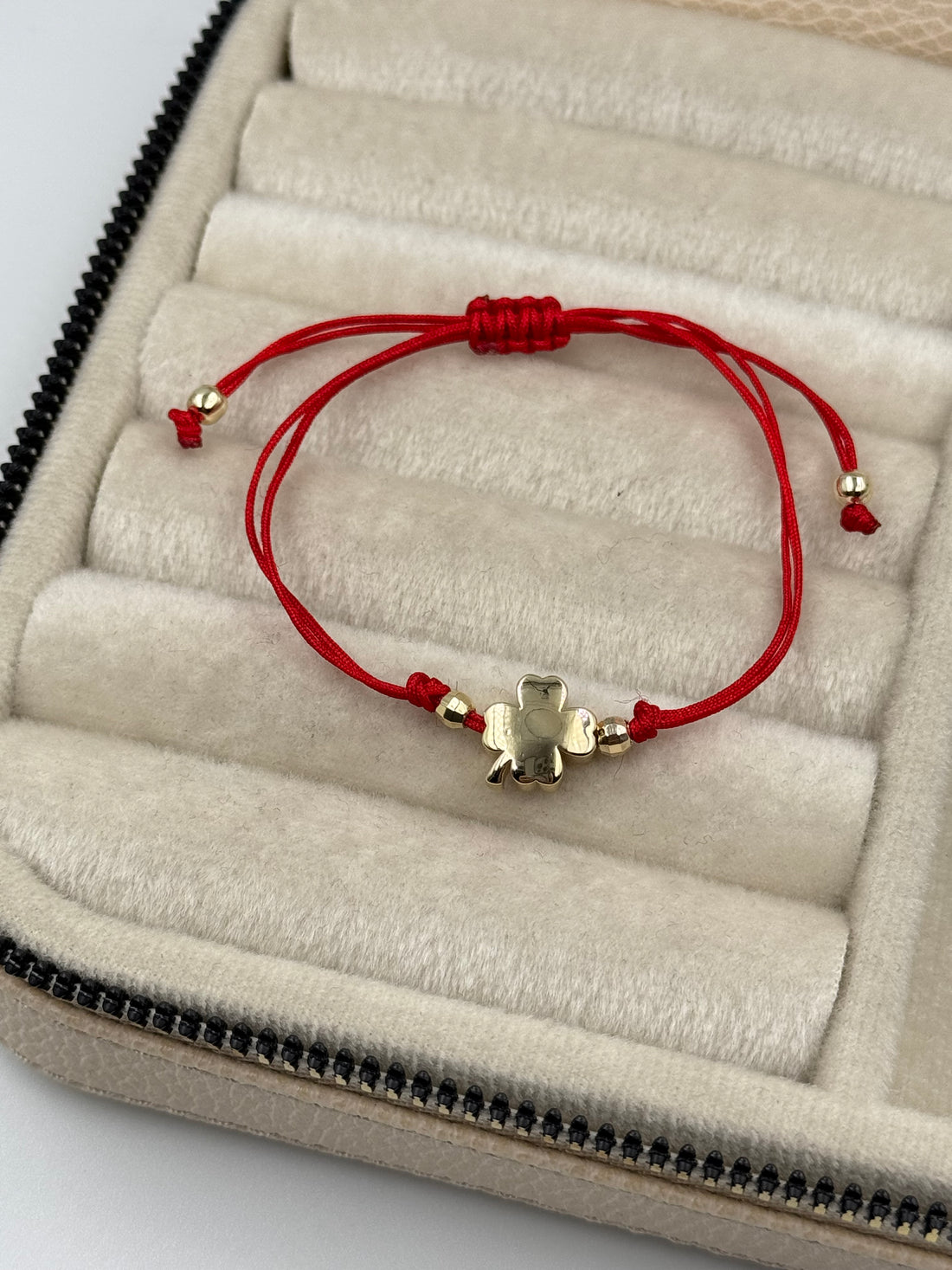 İTHAL YONCA DETAYLI KIRMIZI İPLİ AYARLANABİLİR BİLEKLİK