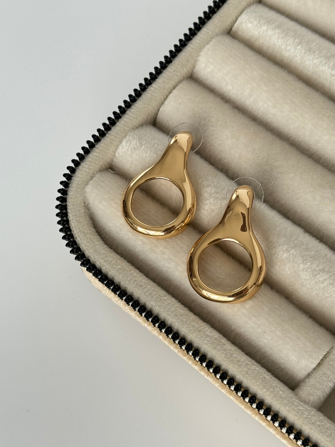 İTHAL DETAYLI GOLD KÜPE