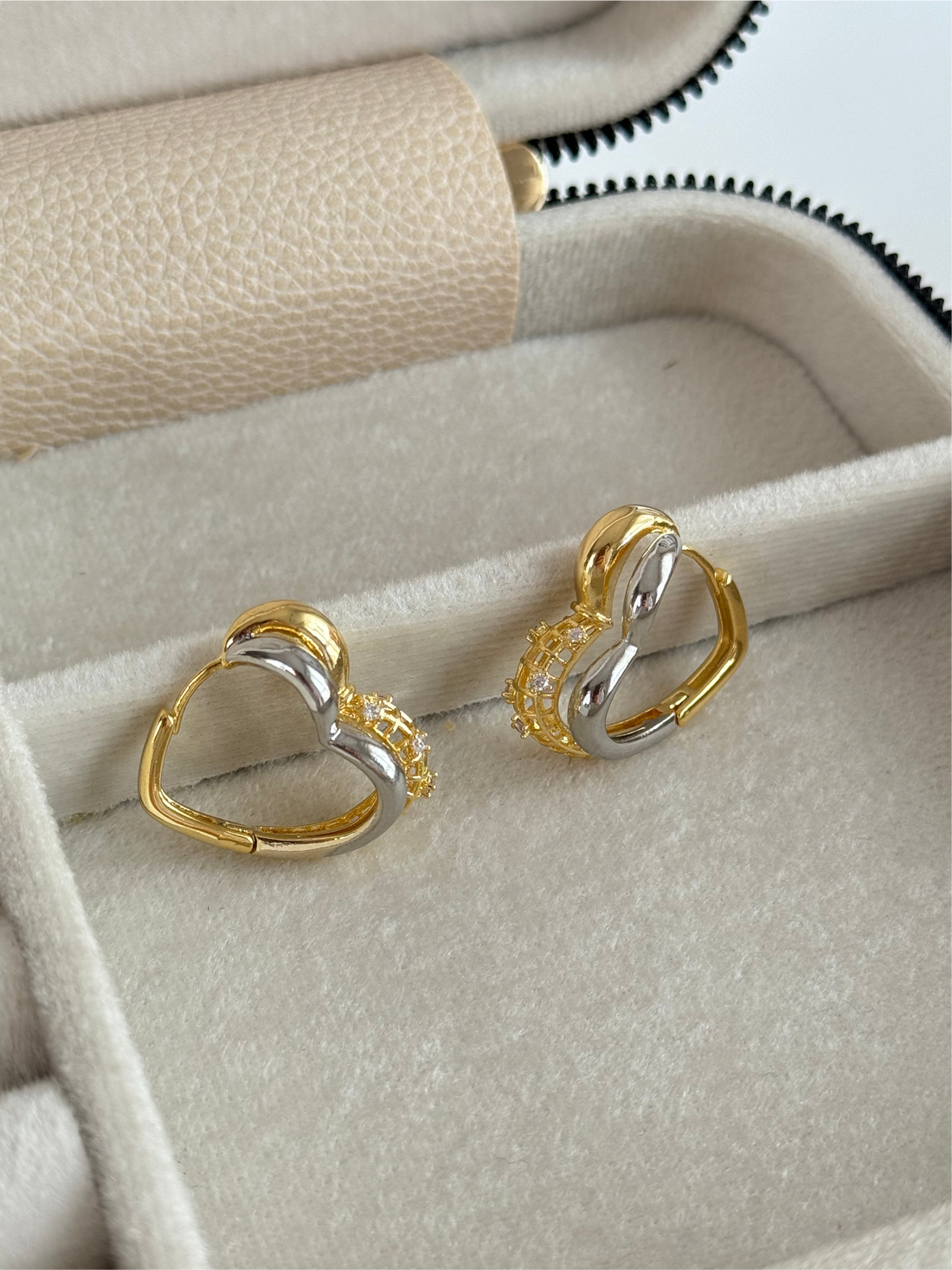 İTHAL ÇİFT SIRA GÖRÜNÜMLÜ KALP DETAYLI ÇİFT RENK KÜPE