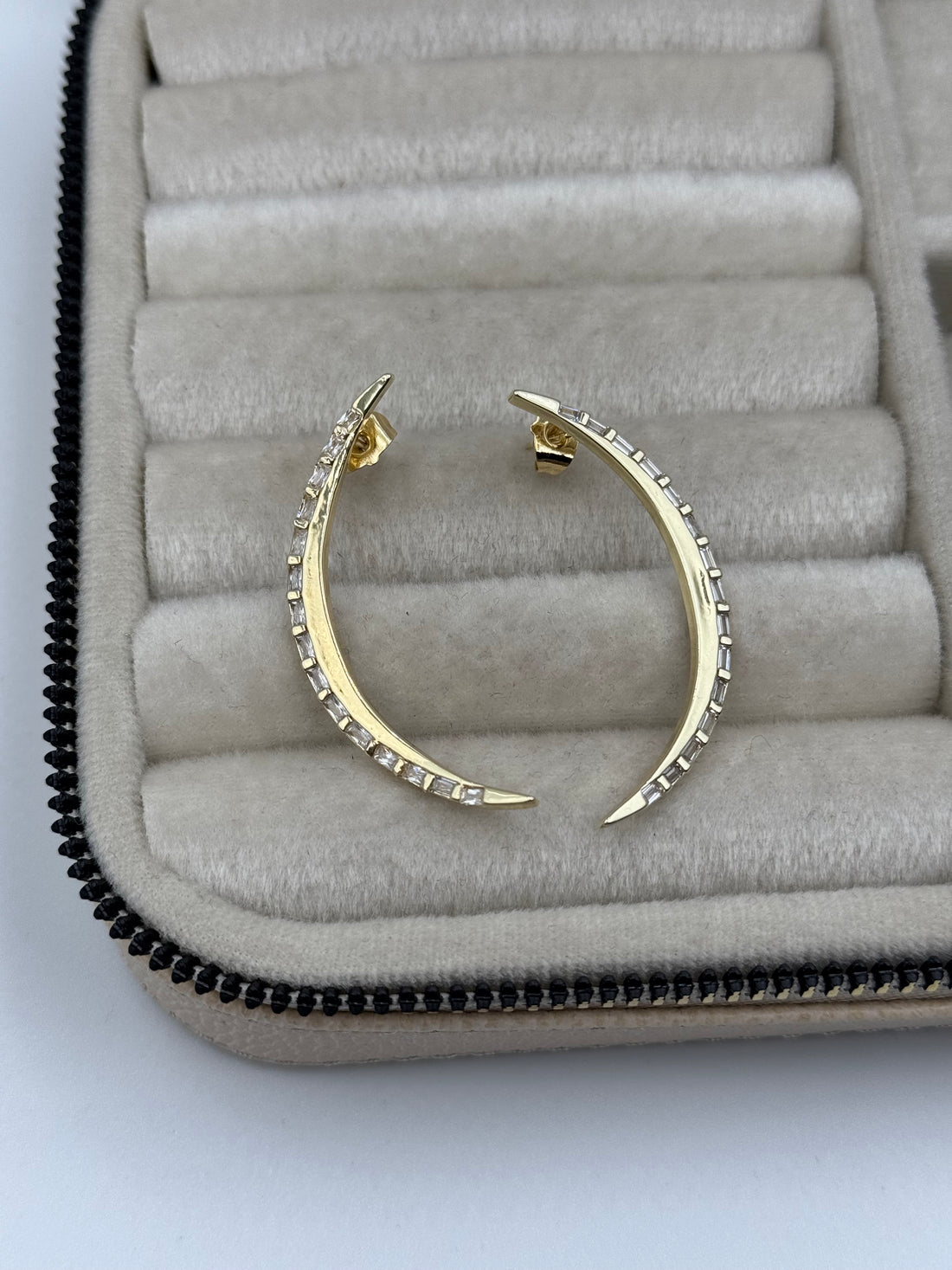 İTHAL YARIM AY DETAYLI GOLD KÜPE