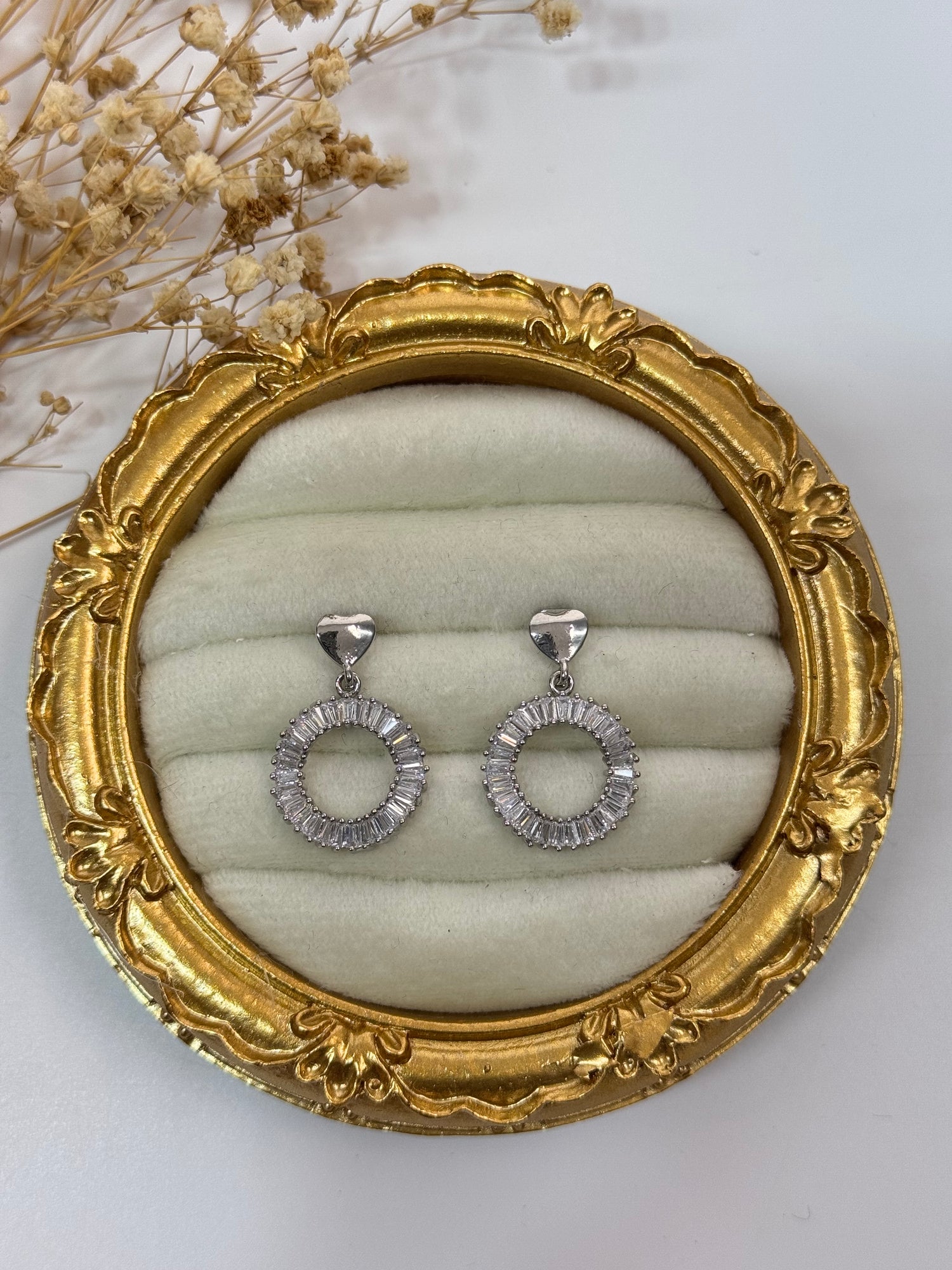 TAŞLI HALKA DETAYLI SİLVER KÜPE