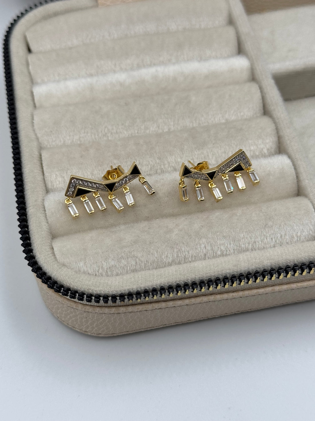 İTHAL SİYAH RENKLİ SALLANTILI GOLD KÜPE