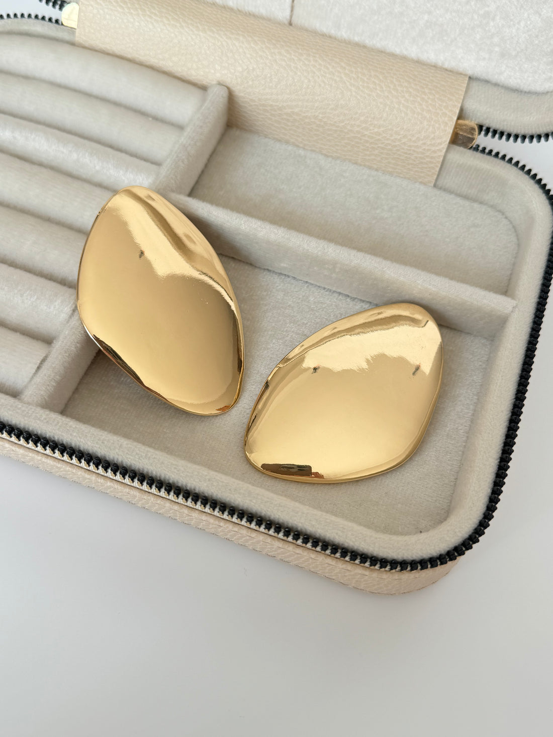 İTHAL DİVA MODEL ASİMETRİK GOLD KÜPE