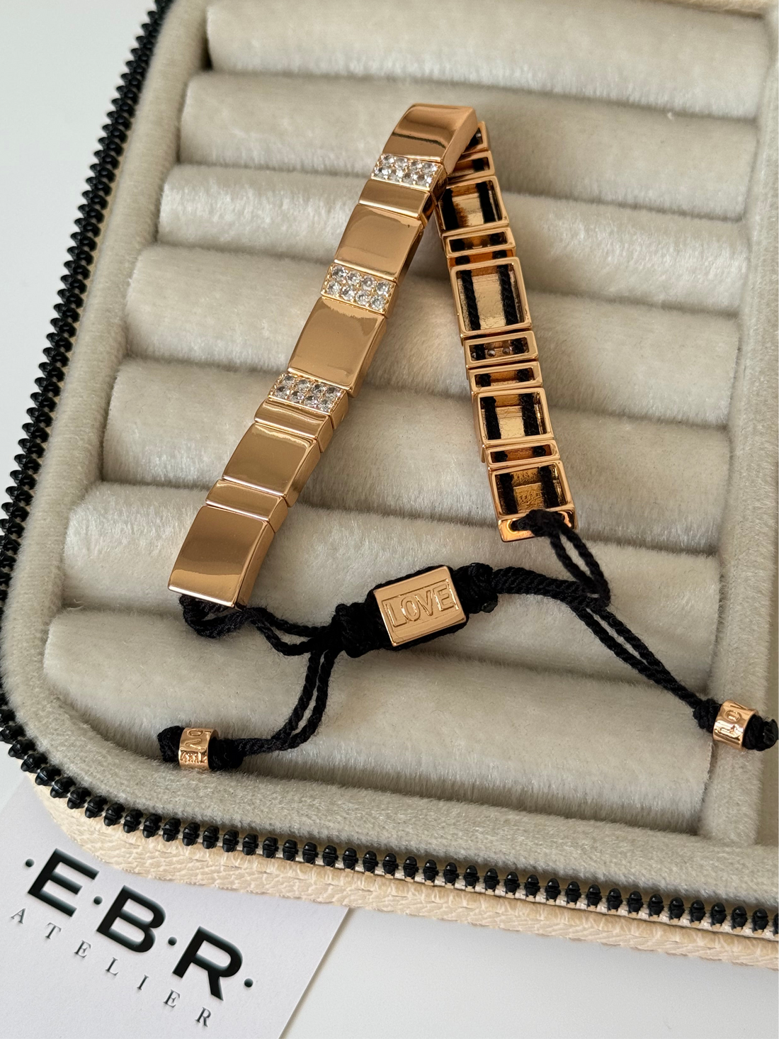 İTHAL TAŞ DETAYLI GOLD SİYAH İPLİ BİLEKLİK