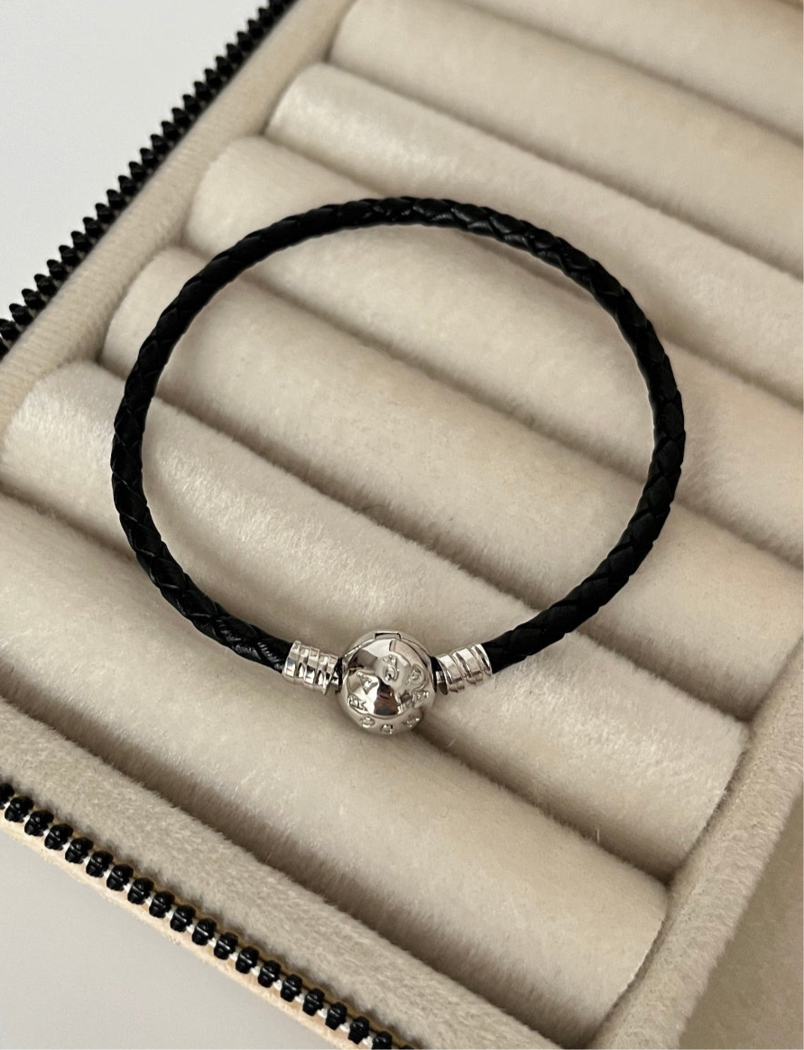 İTHAL SİYAH DERİ İPLİ SİLVER MARKA MODEL BİLEKLİK