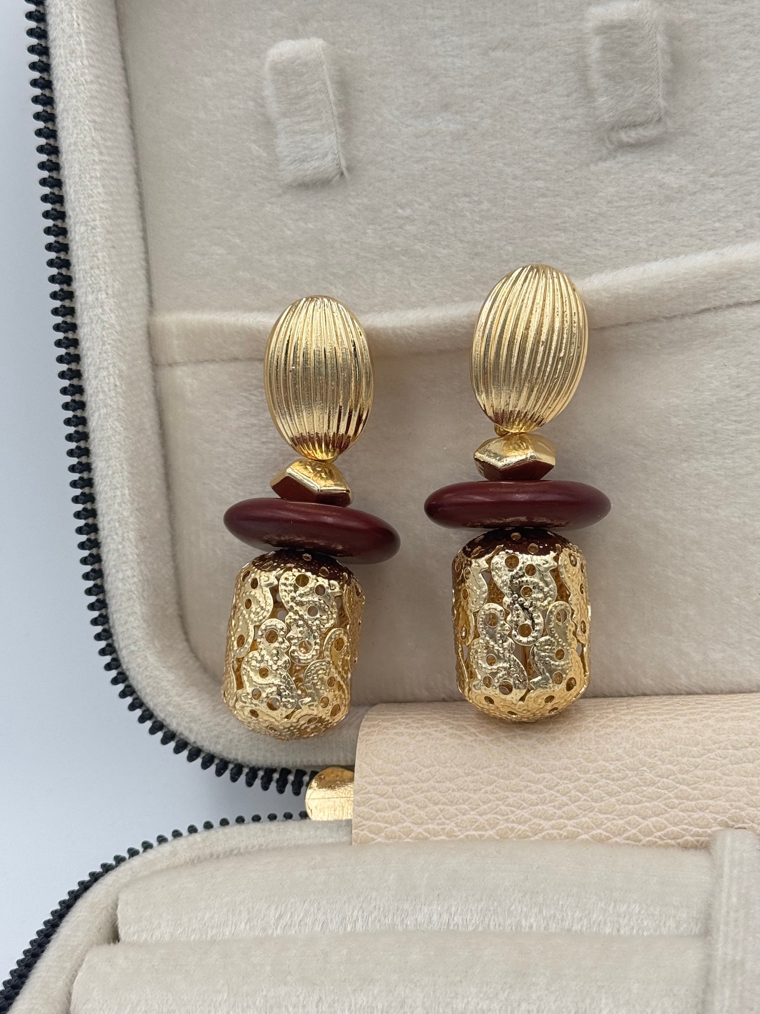 İTHAL MOTİF İŞLEMELİ BORDO DETAYLI GOLD KÜPE