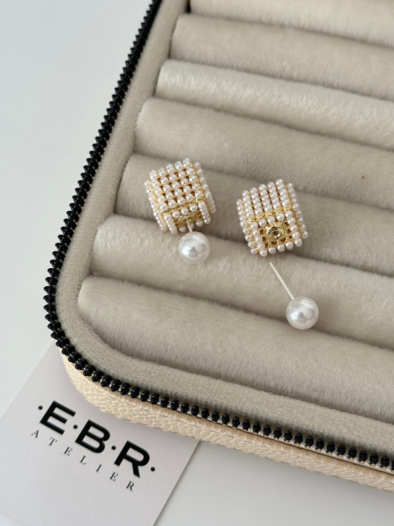 İTHAL MARKA MODEL KÜP DETAYLLI GOLD KÜPE