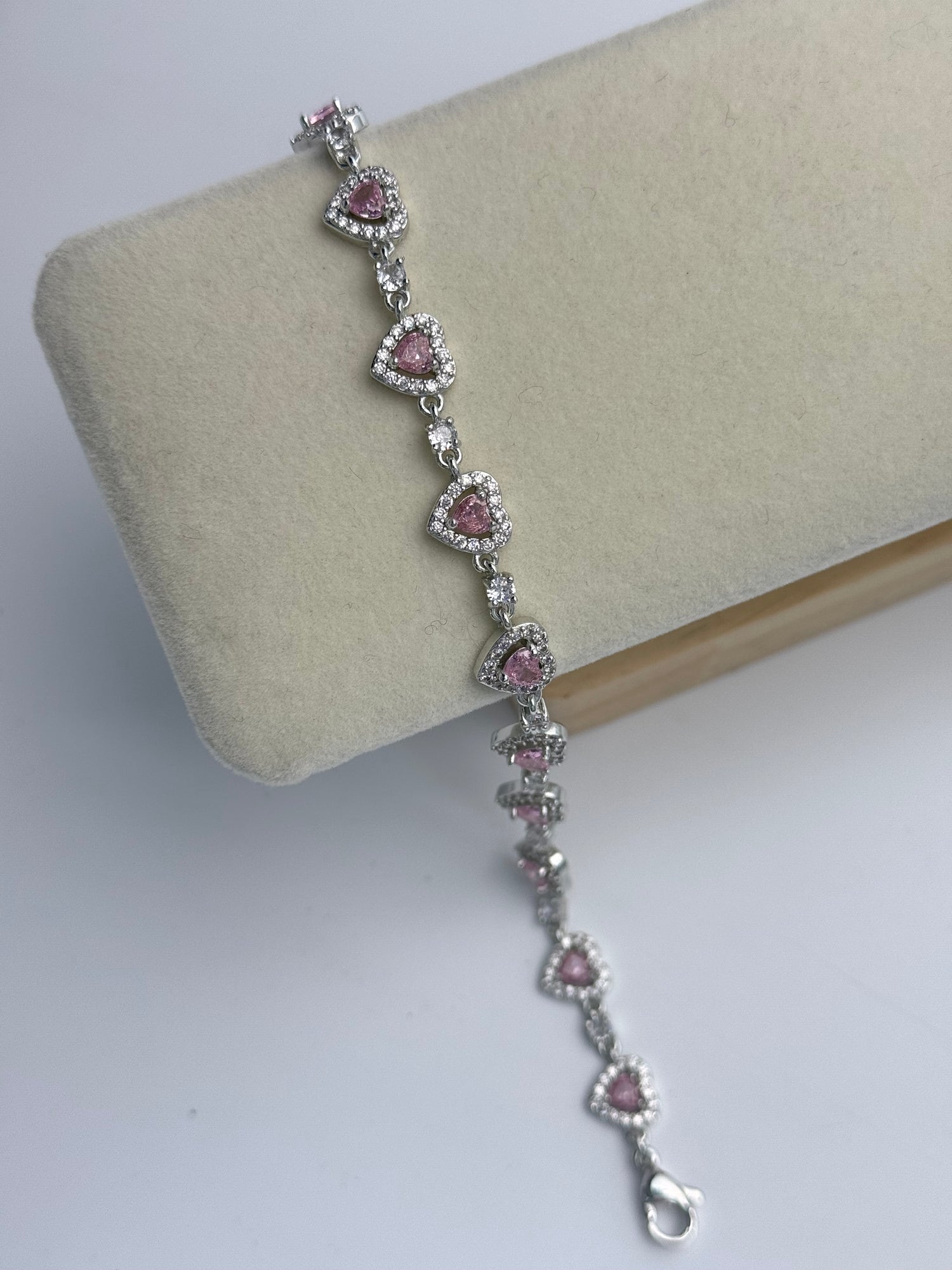 İTHAL KALP DETAYLI PEMBE ZİRKON TAŞLI SİLVER BİLEKLİK