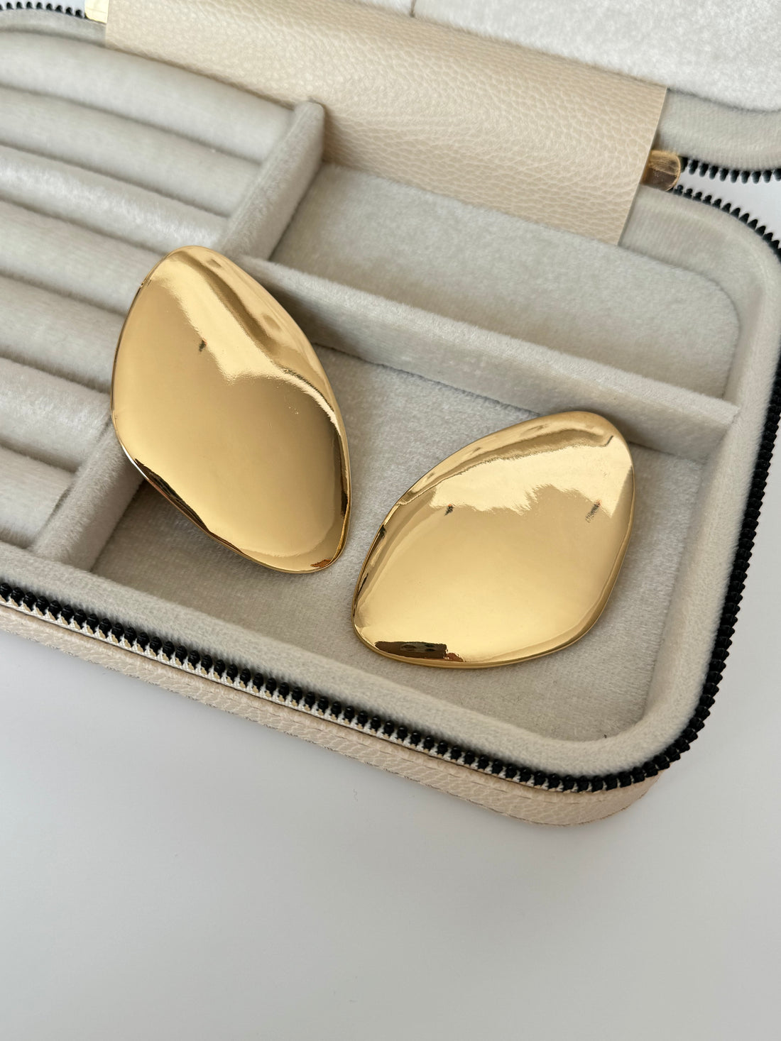 İTHAL DİVA MODEL ASİMETRİK GOLD KÜPE