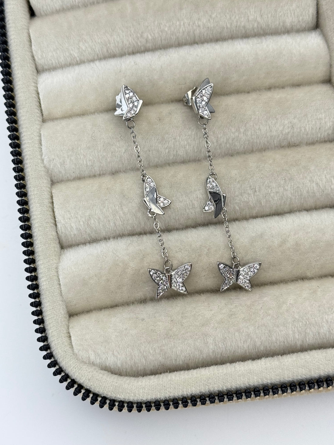 KELEBEK DETAYLI SALLANTILI SİLVER KÜPE