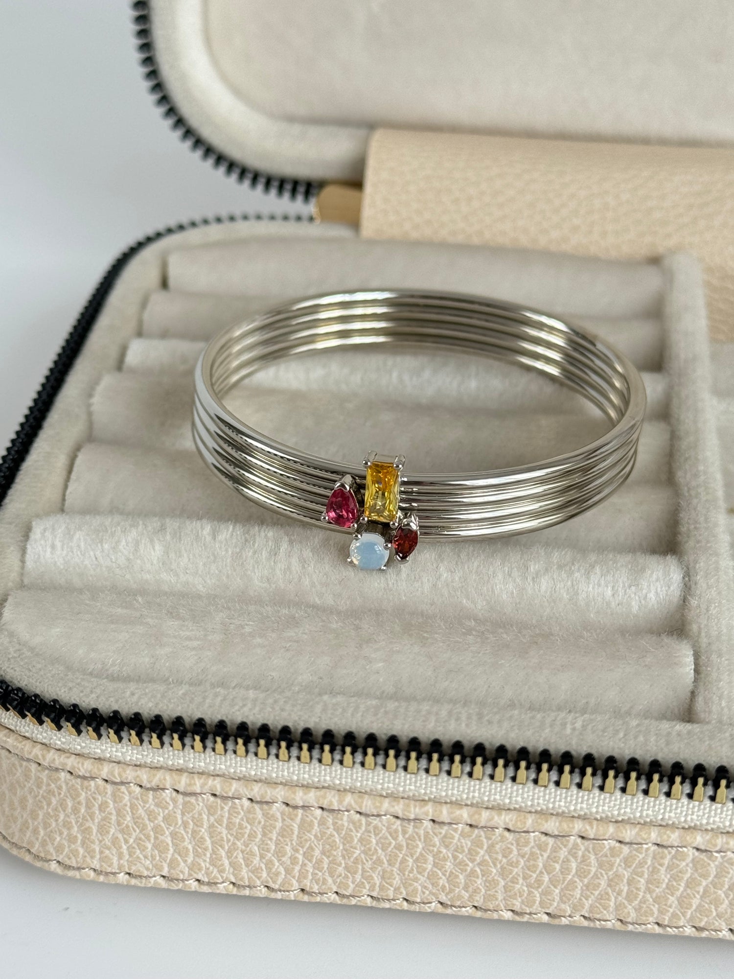 İTHAL RENKLİ TAŞ DETAYLI SİLVER BİLEZİK BİLEKLİK