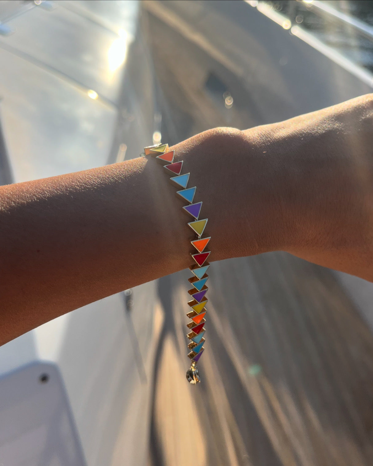 İTHAL RENKLİ ÜÇGEN DETAYLI BİLEKLİK