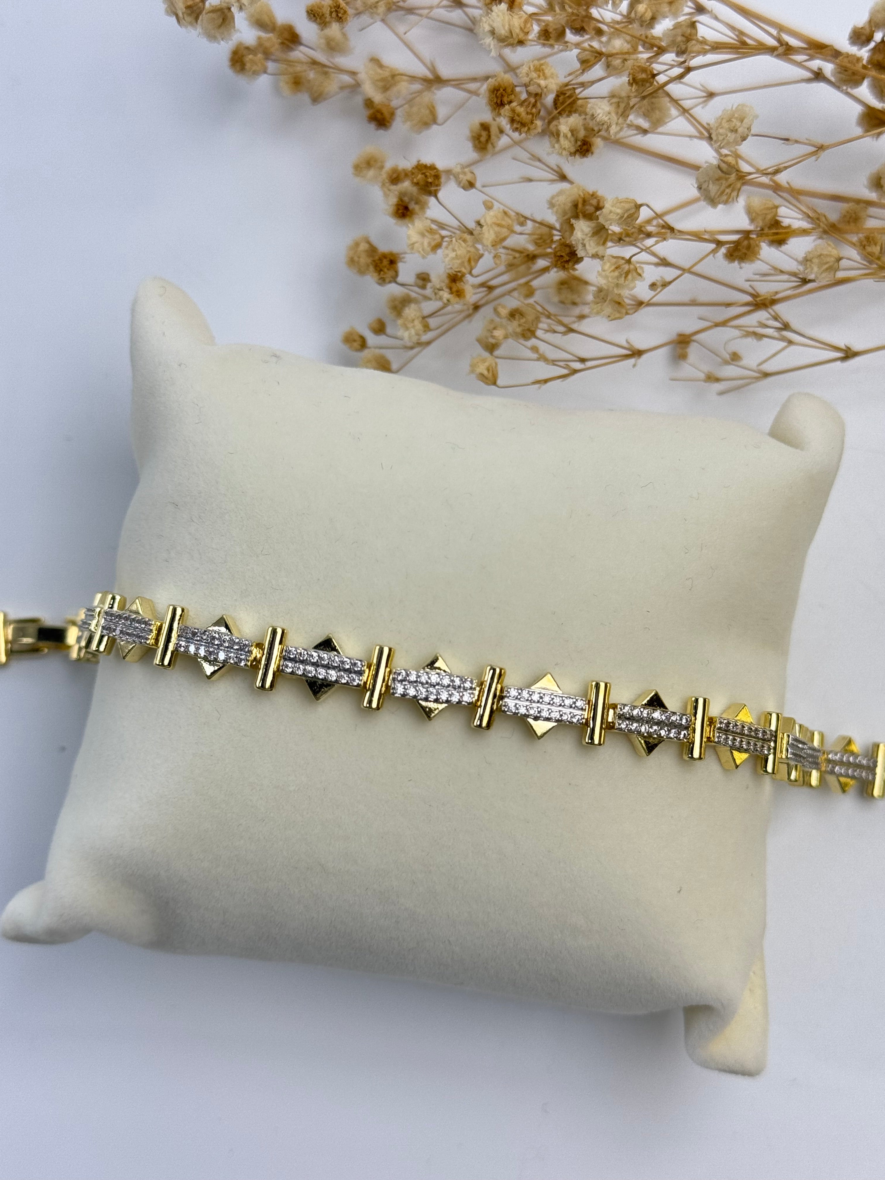 İTHAL ÜÇGEN DETAYLI GOLD BİLEKLİK