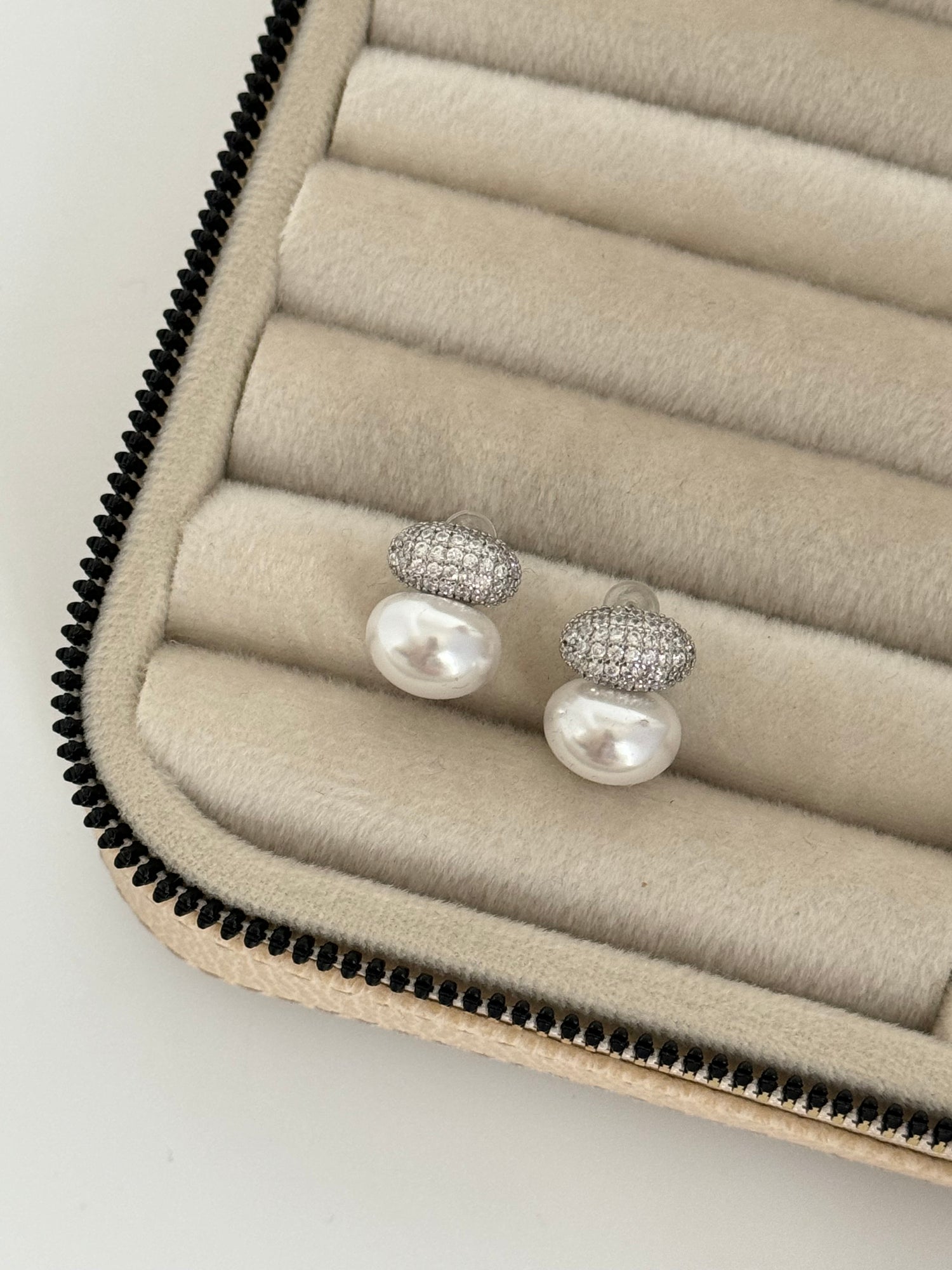 İTHAL İNCİ DETAYLI SİLVER KÜPE