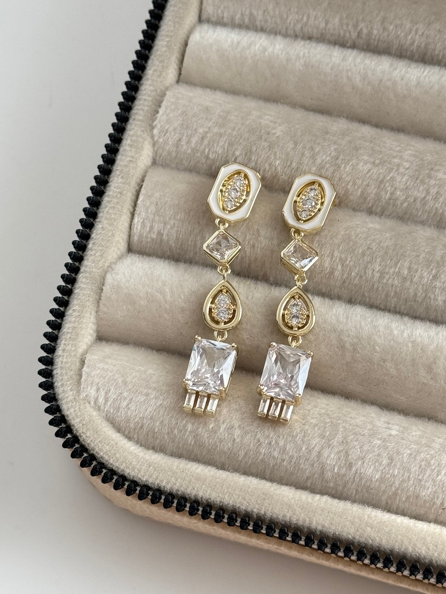 İTHAL BAGET TAŞLI GOLD KÜPE