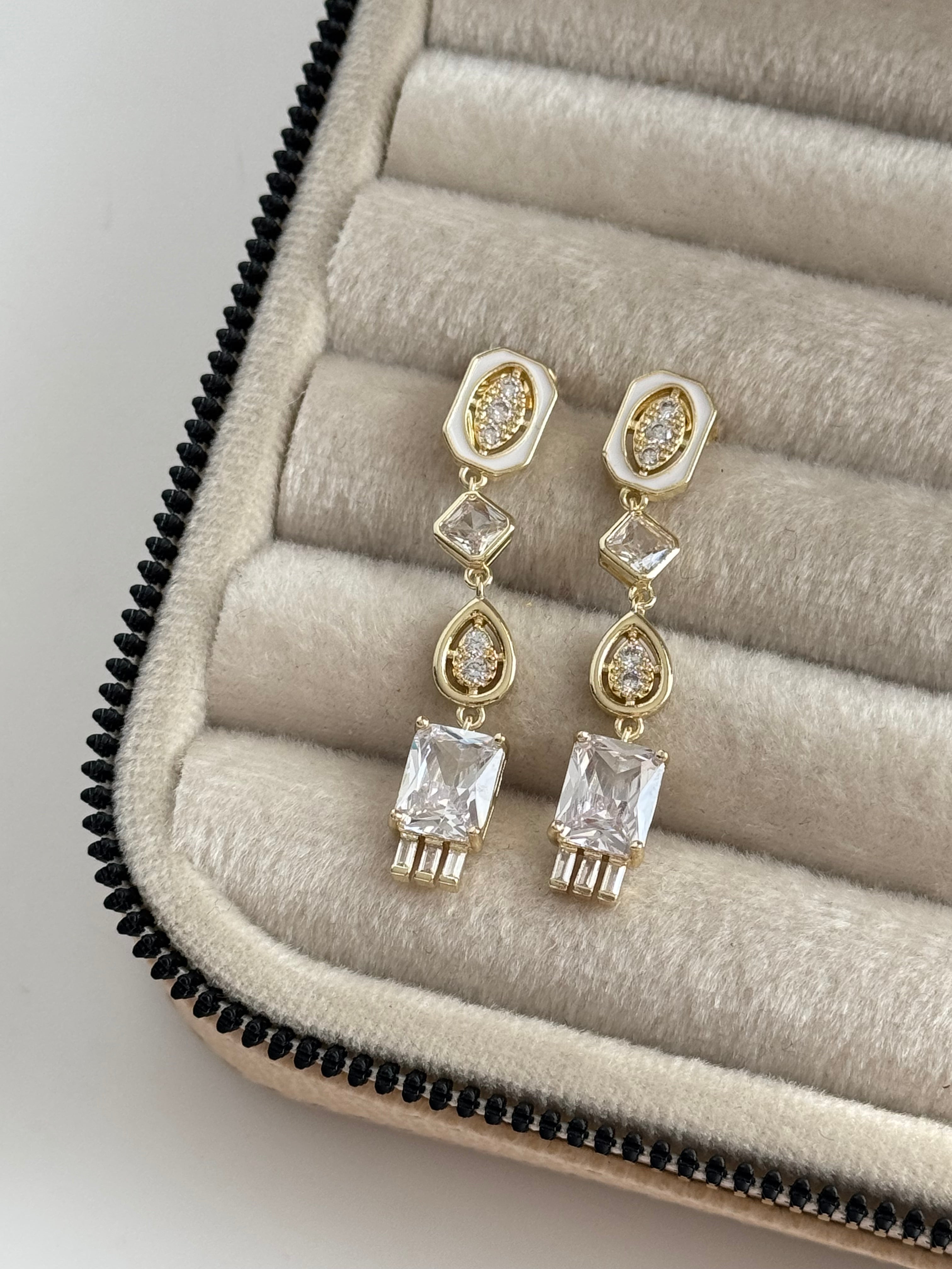 İTHAL BAGET TAŞLI GOLD KÜPE