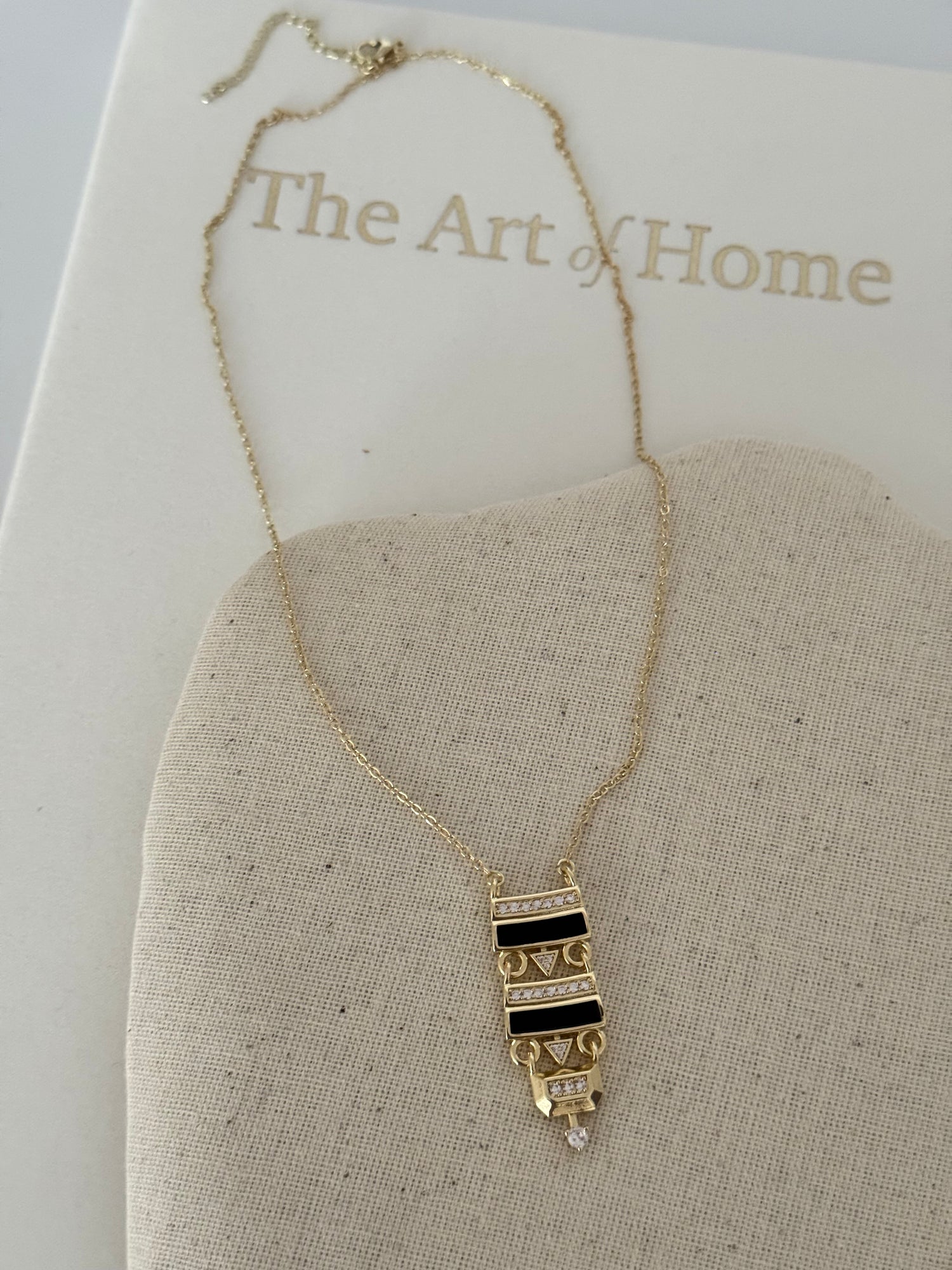 ELAN ANTİK DETAYLI SİYAH MİNE GOLD KOLYE