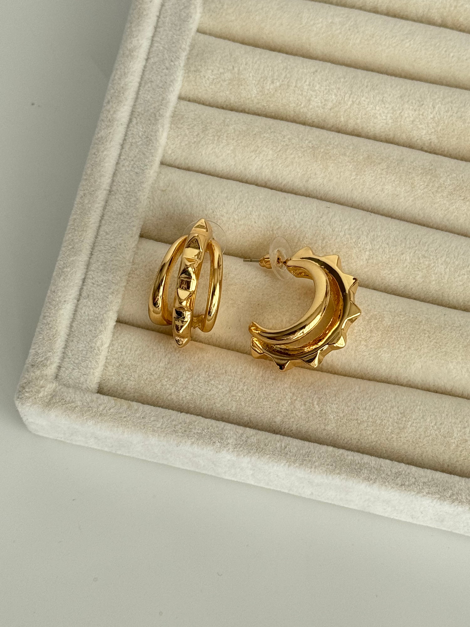 İTHAL ÇİVİ DETAYLI GOLD KÜPE