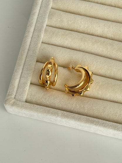 İTHAL ÇİVİ DETAYLI GOLD KÜPE