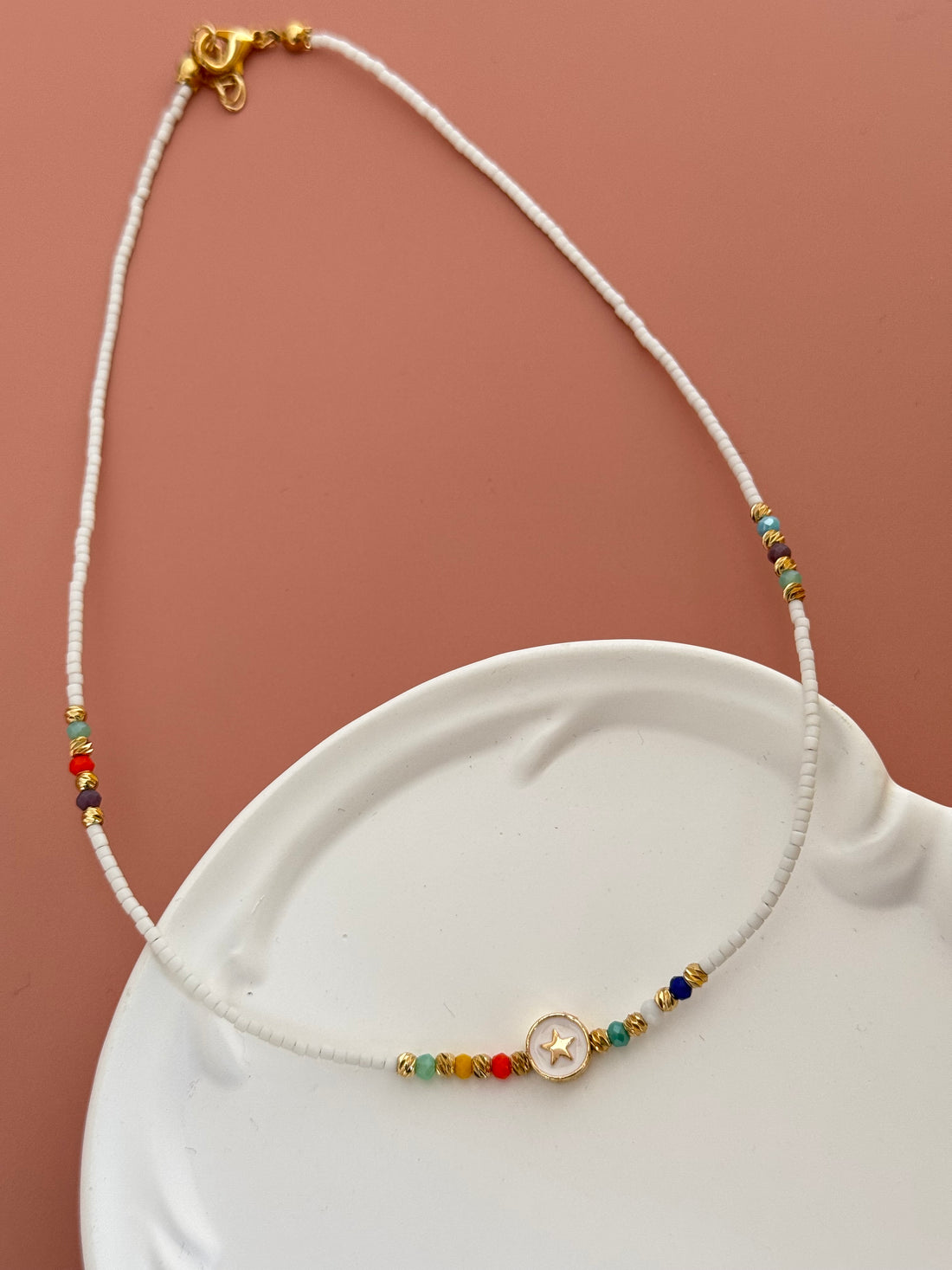 NARA YILDIZ DETAYLI ALTIN KAPLAMA DORİKALI BEYAZ BONCUK KOLYE