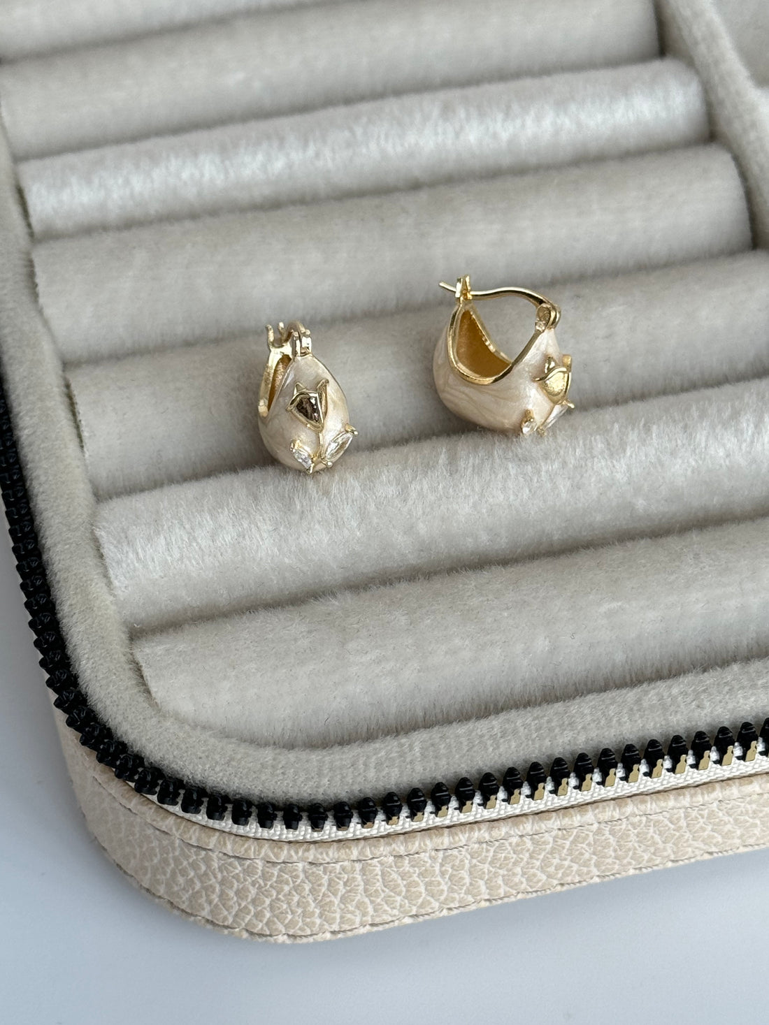 İTHAL LALE DETAYLI KREM MİNELİ KÜPE