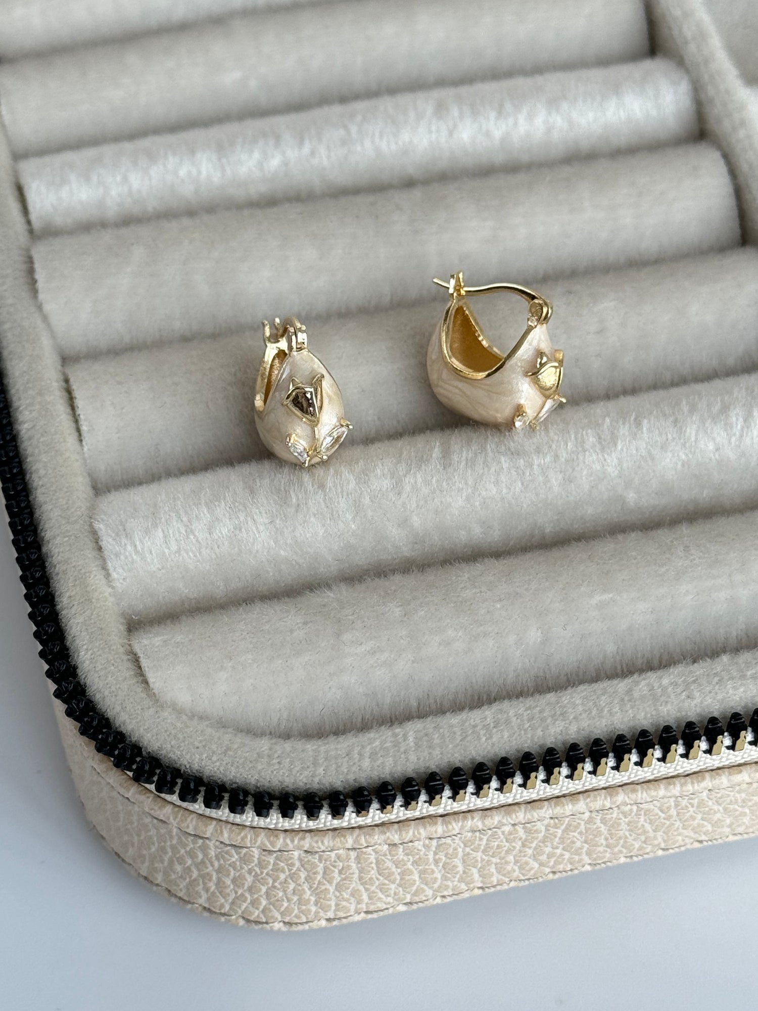 İTHAL LALE DETAYLI KREM MİNELİ KÜPE