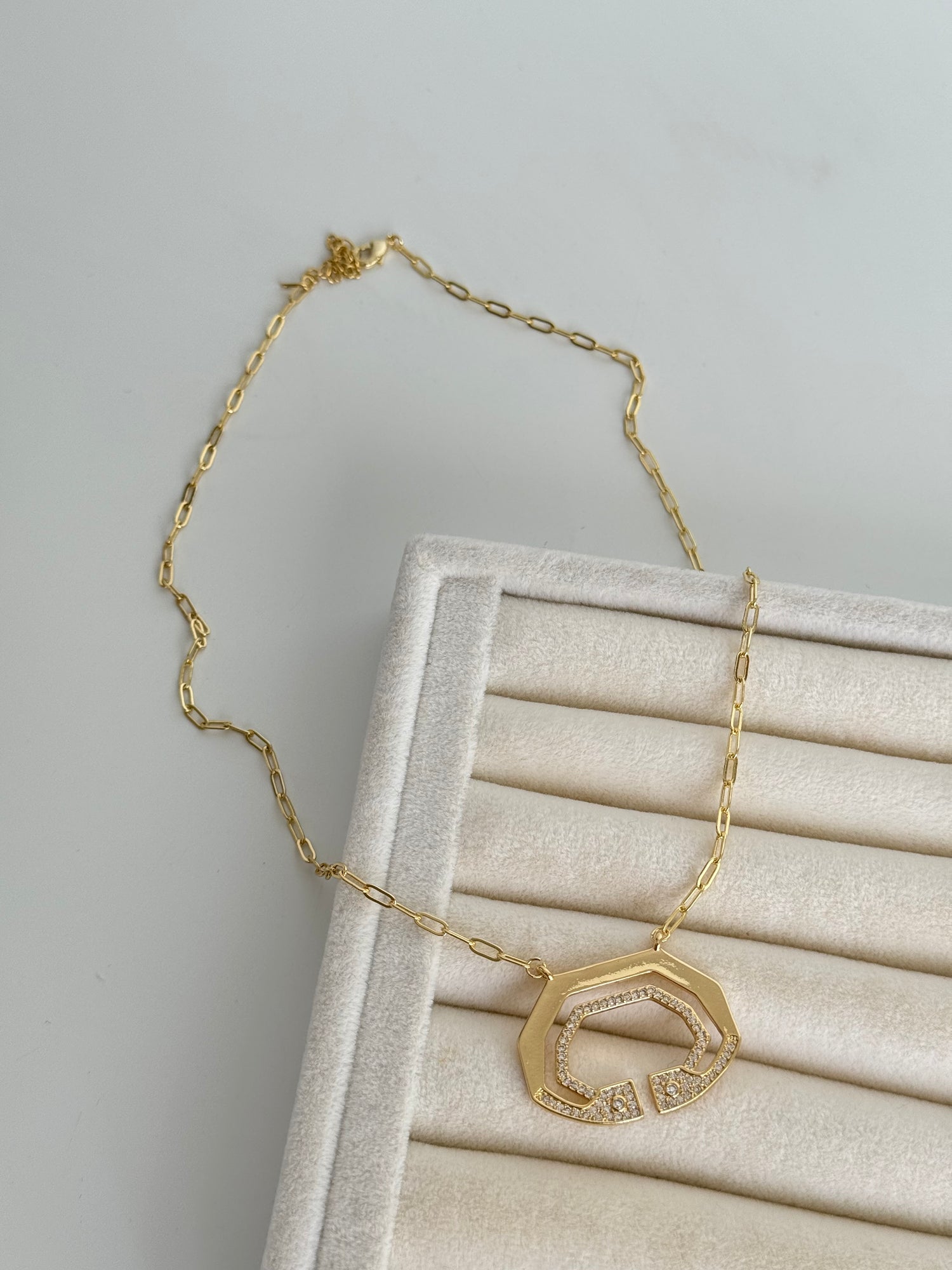 OMRA GEOMETRİK DETAYLI GOLD KOLYE