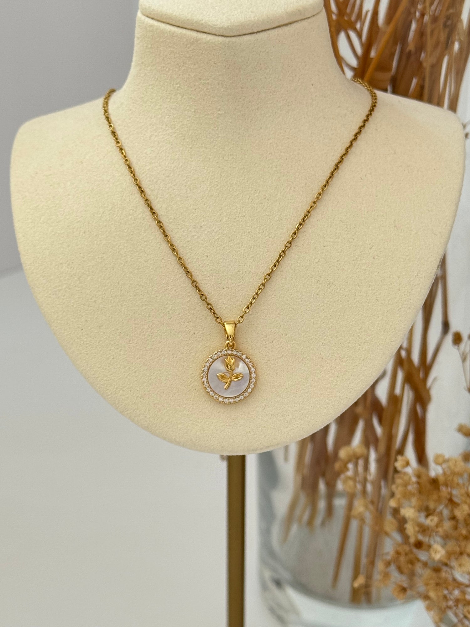 GÜL DETAYLI GOLD ÇELİK KOLYE