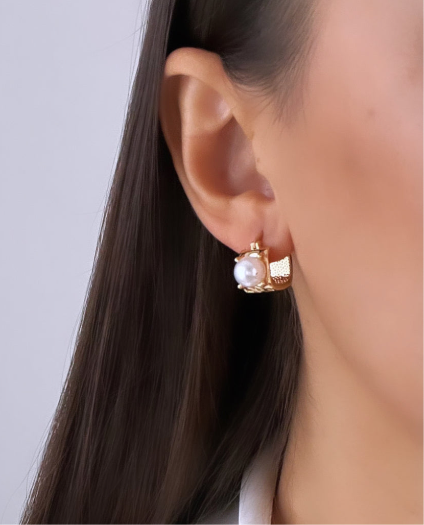 İNCİ DETAYLI GOLD KARE HALKA KÜPE