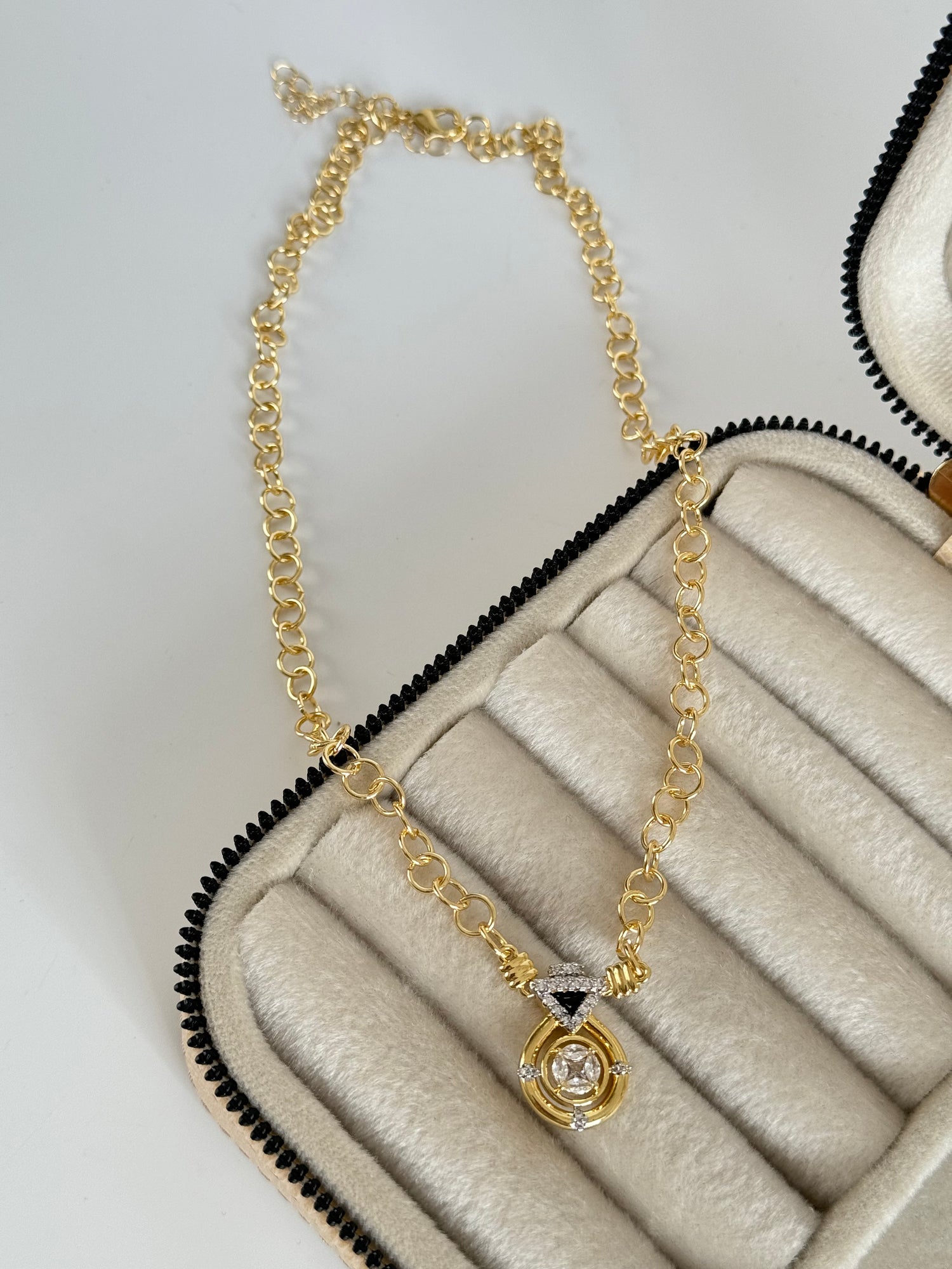 İTHAL DETAYLI ZİNCİR KOLYE