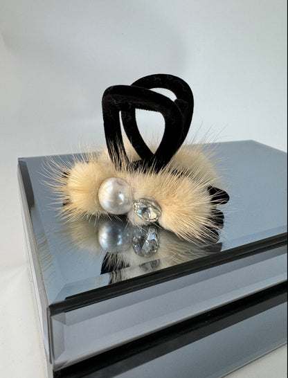 İTHAL KREM TÜY DETAYLI KADİFE MANDAL TOKA