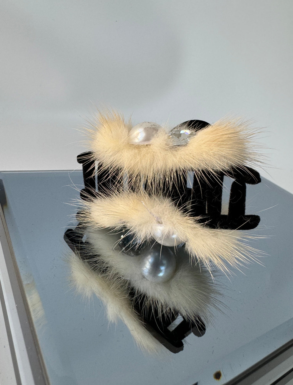 İTHAL KREM TÜY DETAYLI KADİFE MANDAL TOKA